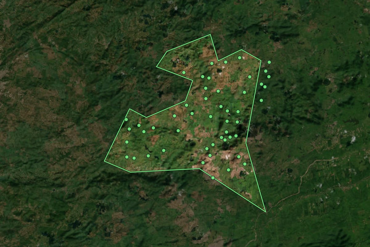Imagem de satélite de Ingá (PB), com o contorno do município e a posição dos imóveis desta página.