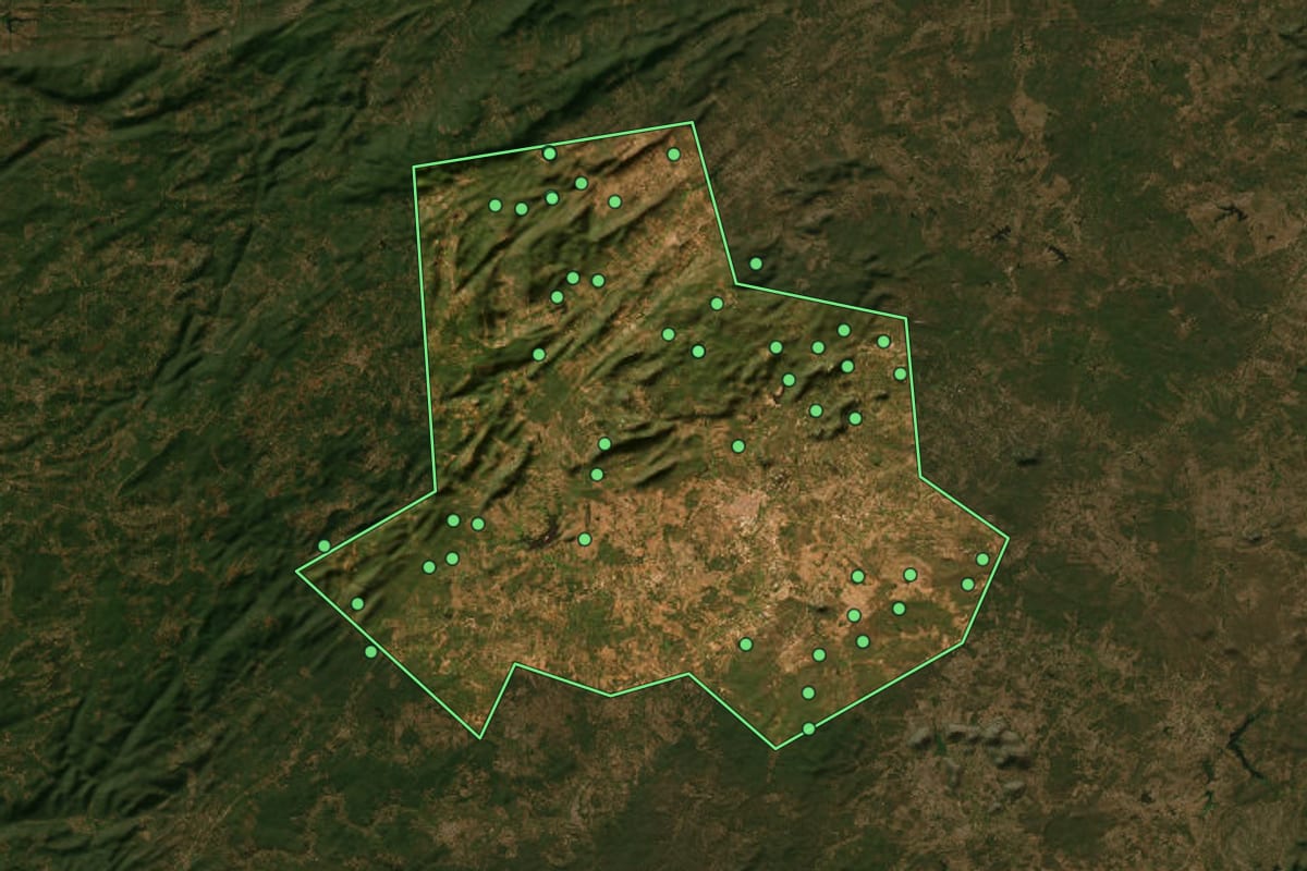 Imagem de satélite de Itaporanga (PB), com o contorno do município e a posição dos imóveis desta página.