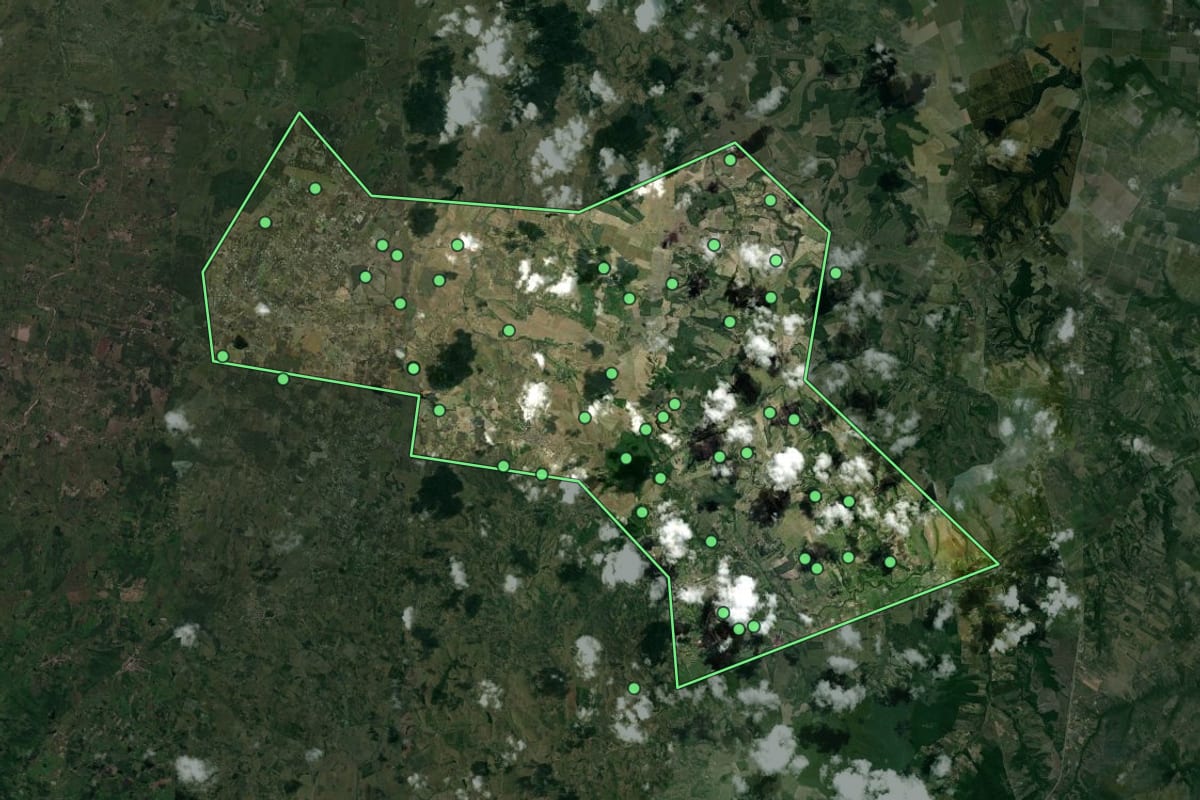 Imagem de satélite de Jacaraú (PB), com o contorno do município e a posição dos imóveis desta página.