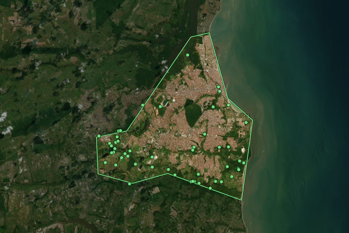 Imagem de satélite de João Pessoa (PB), com o contorno do município e a posição dos imóveis desta página.