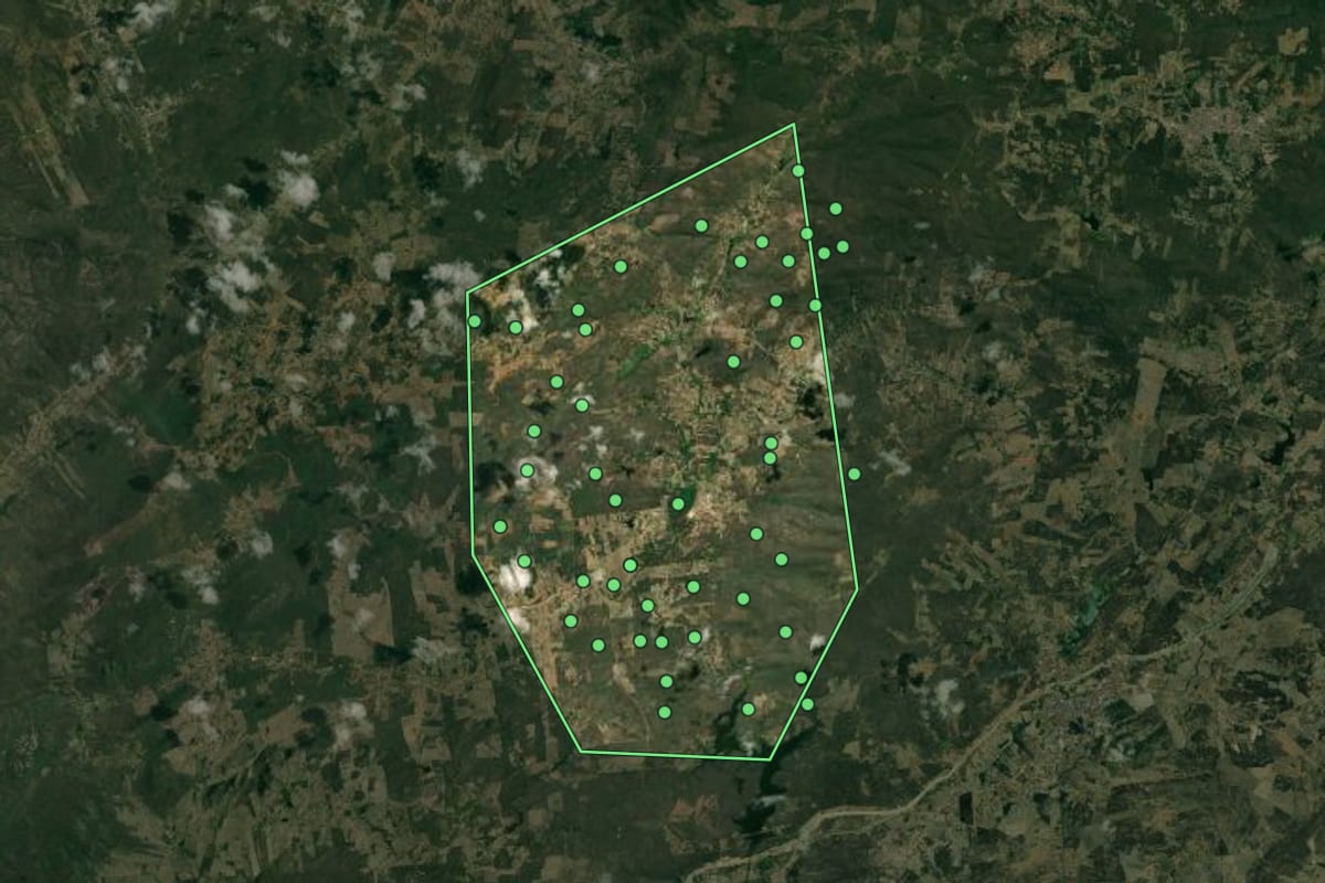 Imagem de satélite de Joca Claudino (PB), com o contorno do município e a posição dos imóveis desta página.