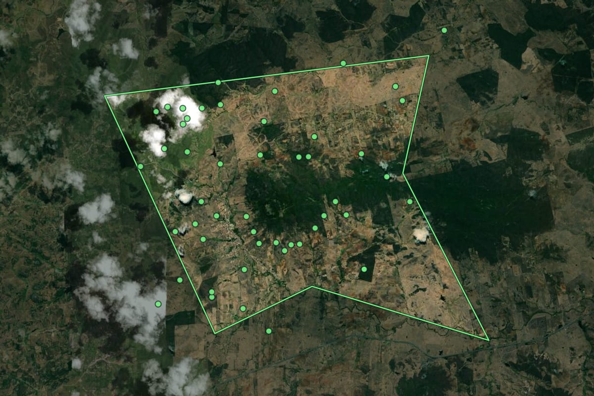 Imagem de satélite de Juarez Távora (PB), com o contorno do município e a posição dos imóveis desta página.