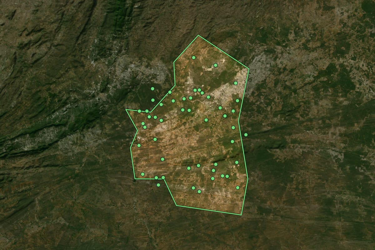 Imagem de satélite de Juazeirinho (PB), com o contorno do município e a posição dos imóveis desta página.