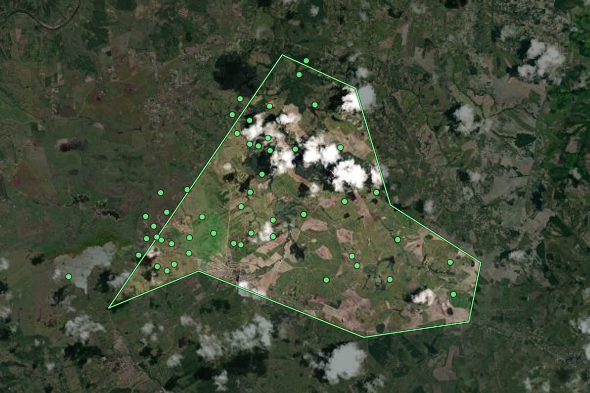 Imagem de satélite de Juripiranga (PB), com o contorno do município e a posição dos imóveis desta página.