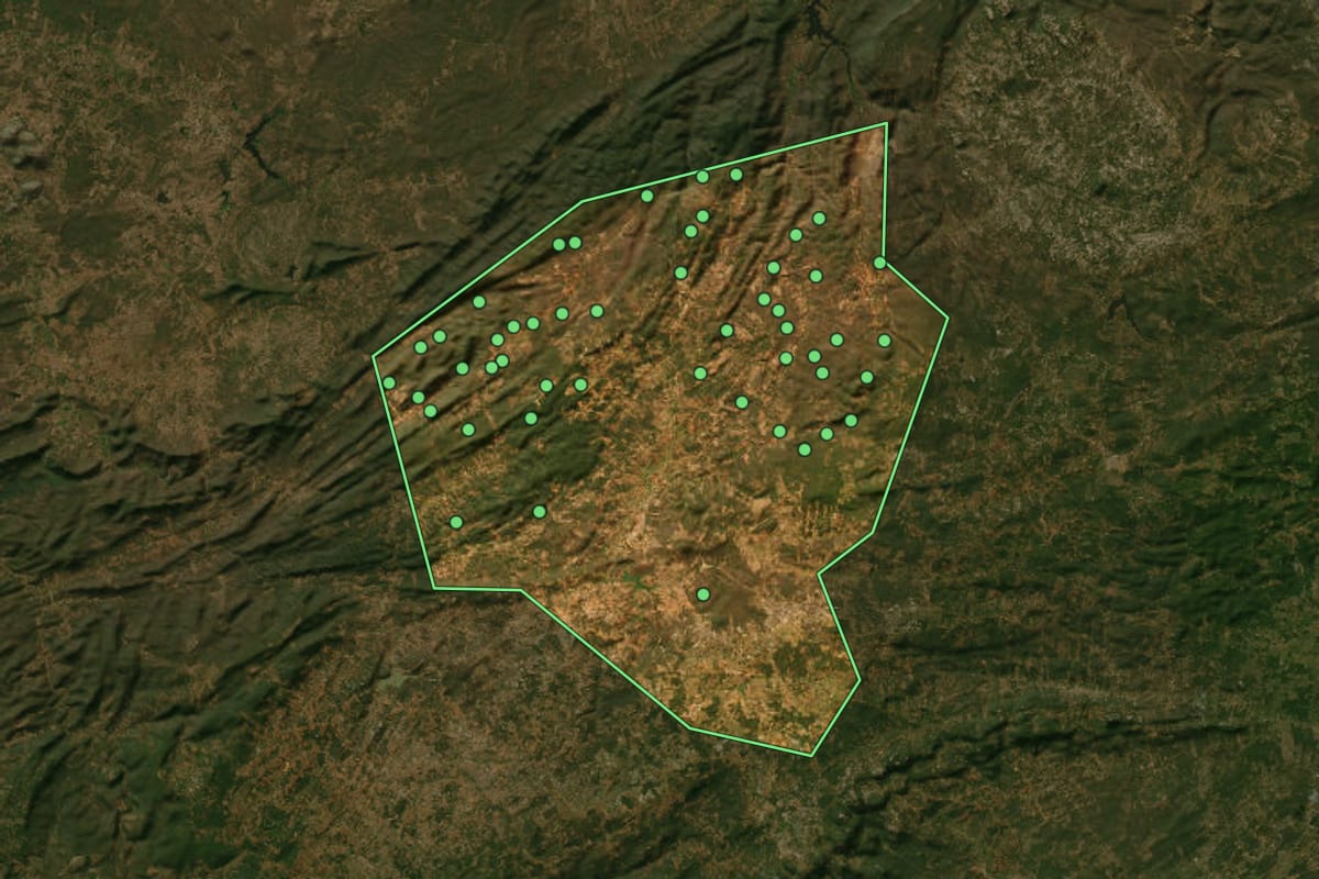 Imagem de satélite de Juru (PB), com o contorno do município e a posição dos imóveis desta página.