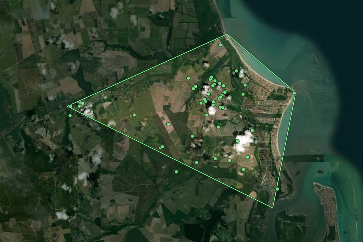 Imagem de satélite de Lucena (PB), com o contorno do município e a posição dos imóveis desta página.