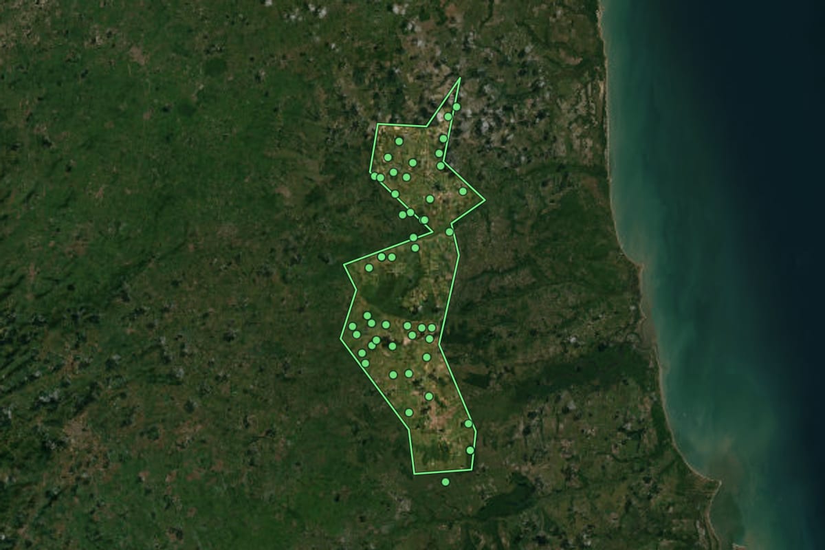 Imagem de satélite de Mamanguape (PB), com o contorno do município e a posição dos imóveis desta página.