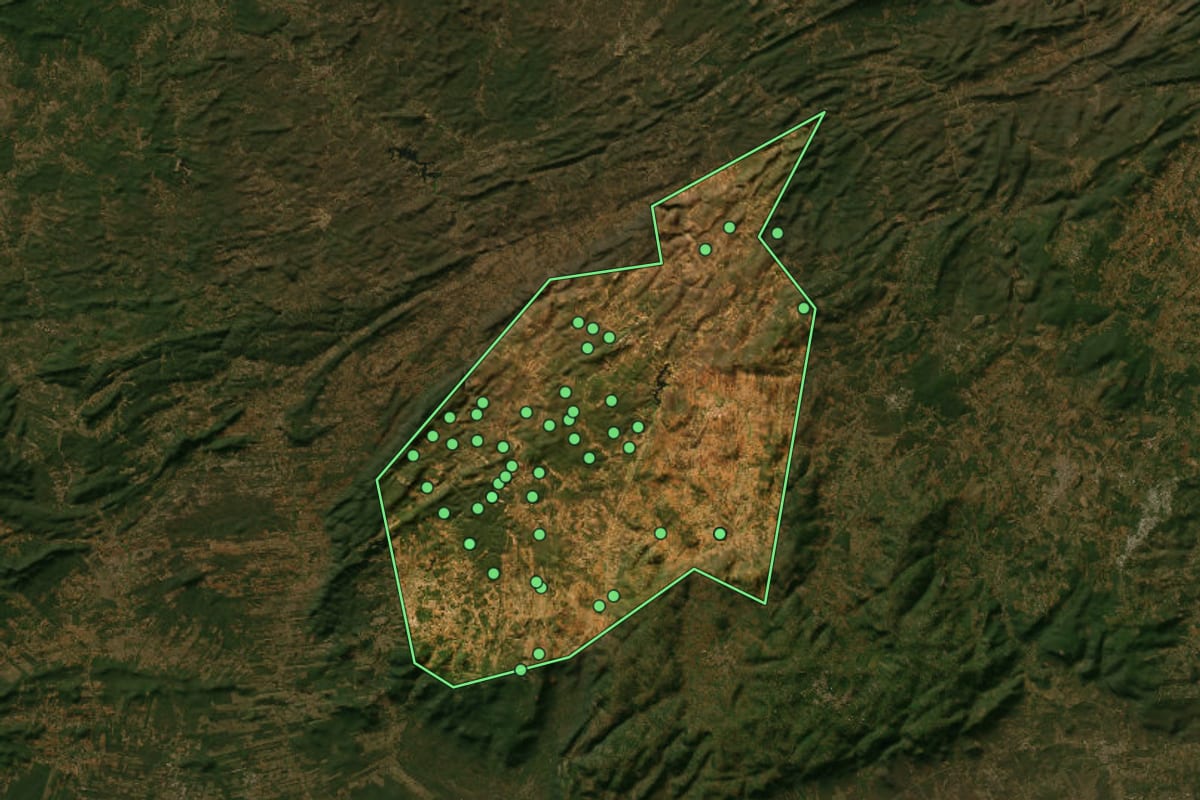Imagem de satélite de Manaíra (PB), com o contorno do município e a posição dos imóveis desta página.