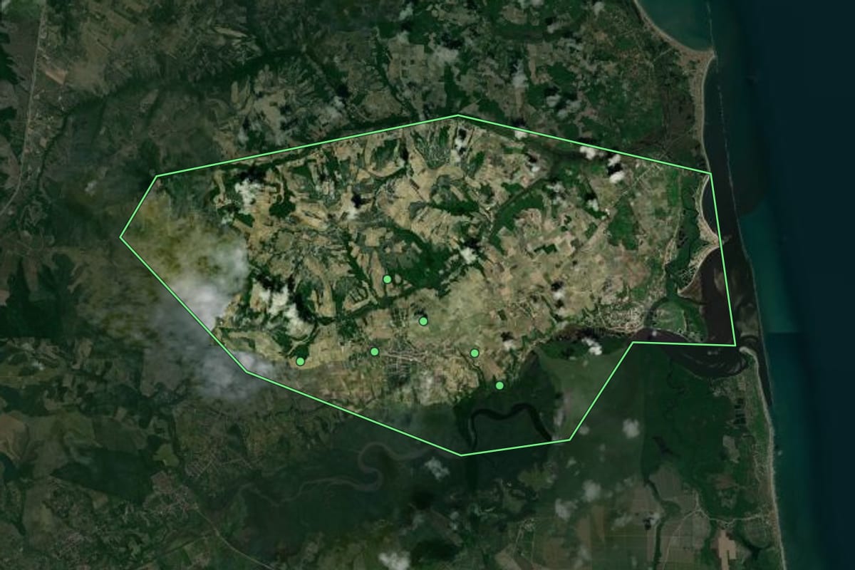 Imagem de satélite de Marcação (PB), com o contorno do município e a posição dos imóveis desta página.