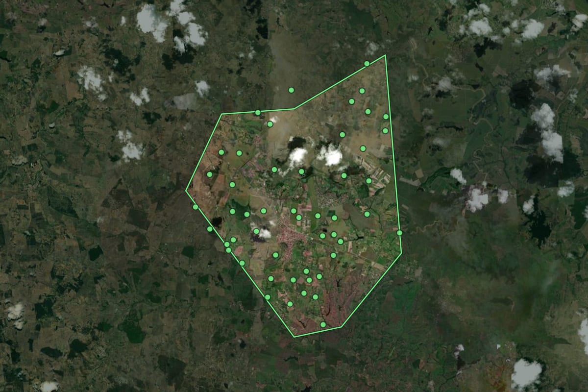 Imagem de satélite de Mari (PB), com o contorno do município e a posição dos imóveis desta página.