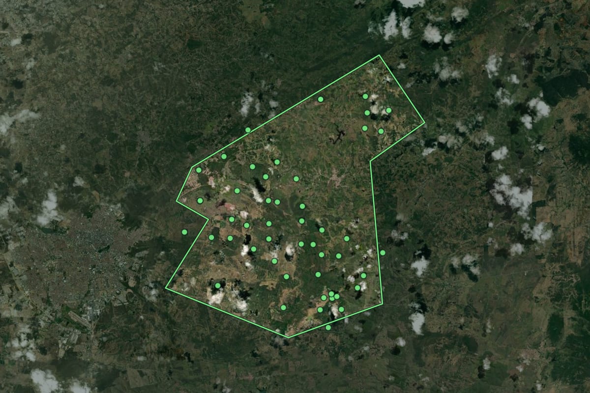 Imagem de satélite de Massaranduba (PB), com o contorno do município e a posição dos imóveis desta página.