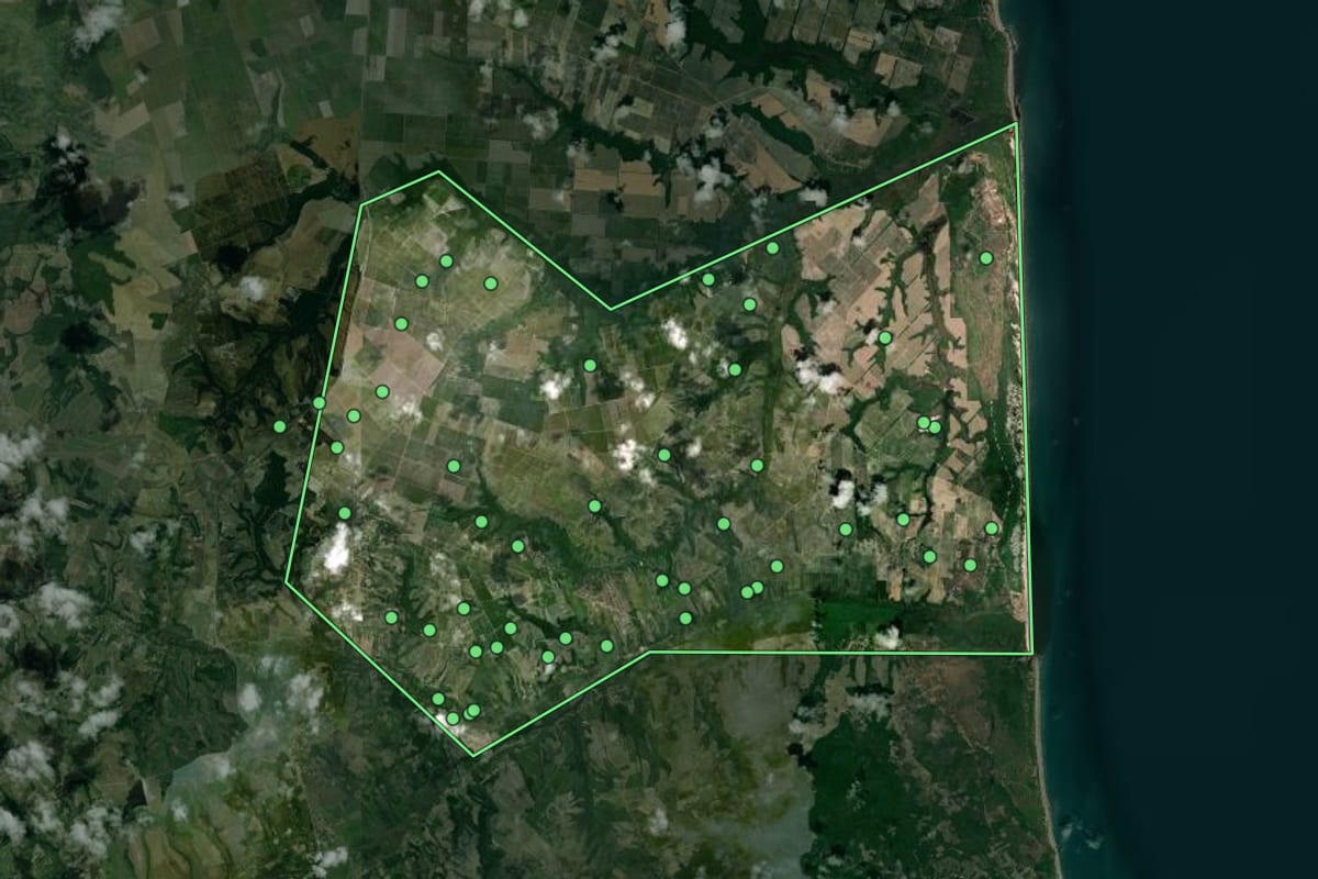 Imagem de satélite de Mataraca (PB), com o contorno do município e a posição dos imóveis desta página.