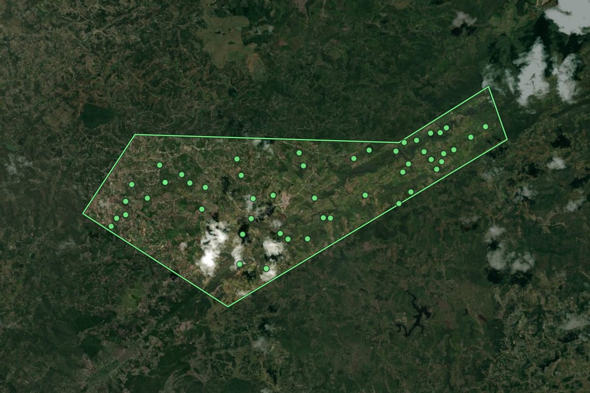 Imagem de satélite de Matinhas (PB), com o contorno do município e a posição dos imóveis desta página.
