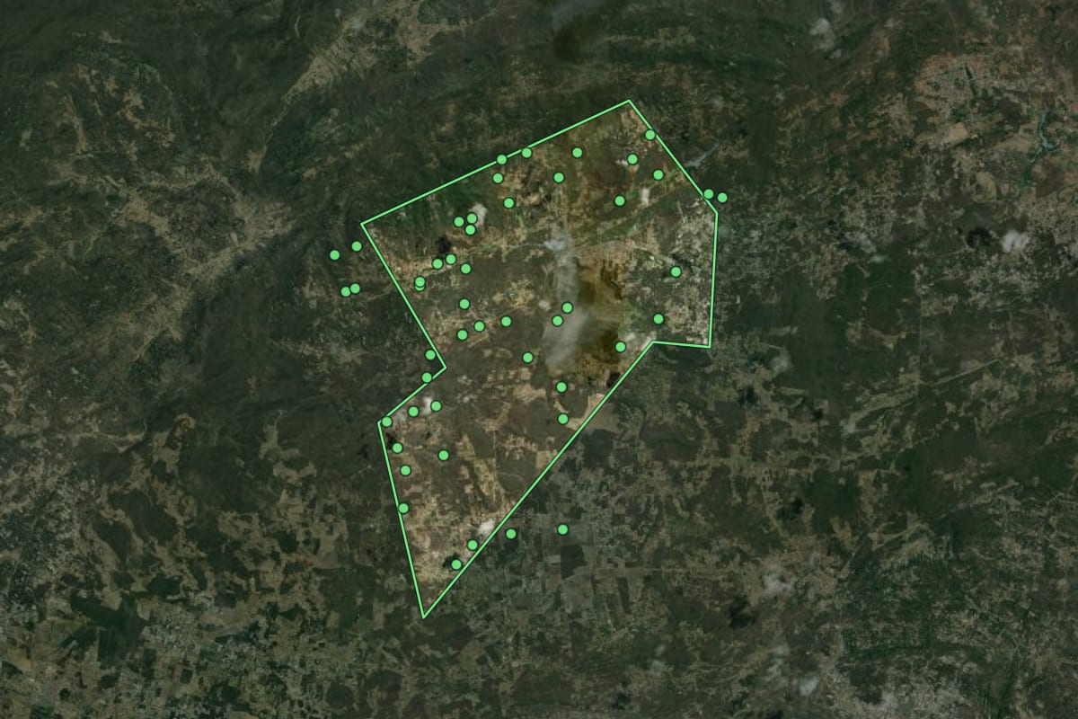 Imagem de satélite de Maturéia (PB), com o contorno do município e a posição dos imóveis desta página.
