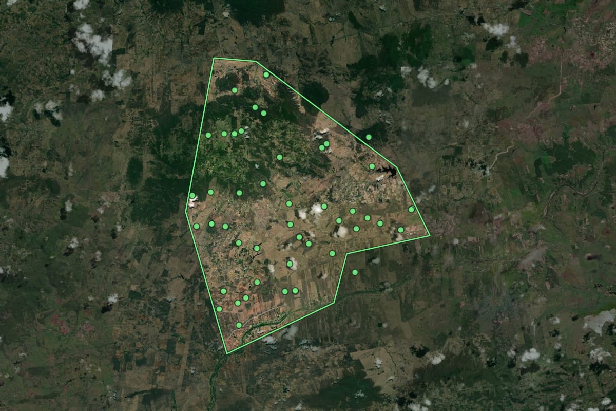Imagem de satélite de Mogeiro (PB), com o contorno do município e a posição dos imóveis desta página.