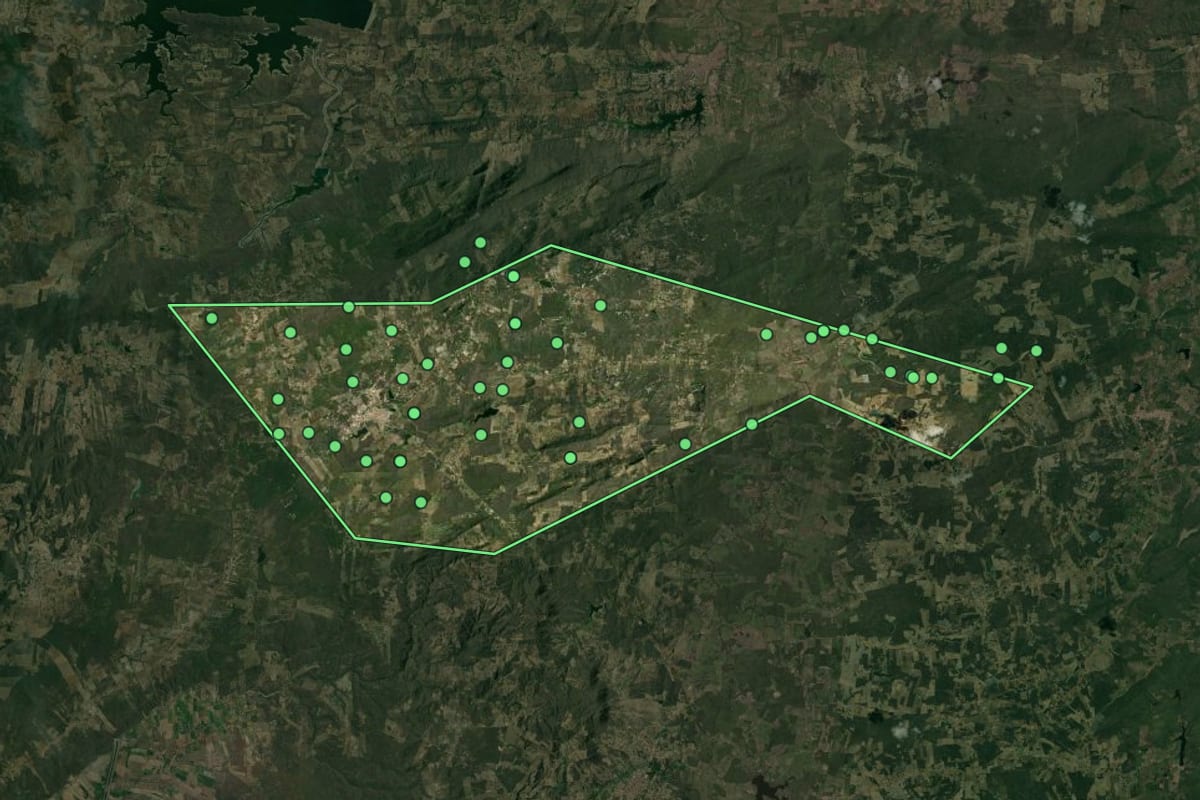 Imagem de satélite de Monte Horebe (PB), com o contorno do município e a posição dos imóveis desta página.