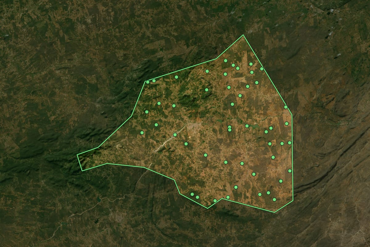 Imagem de satélite de Monteiro (PB), com o contorno do município e a posição dos imóveis desta página.