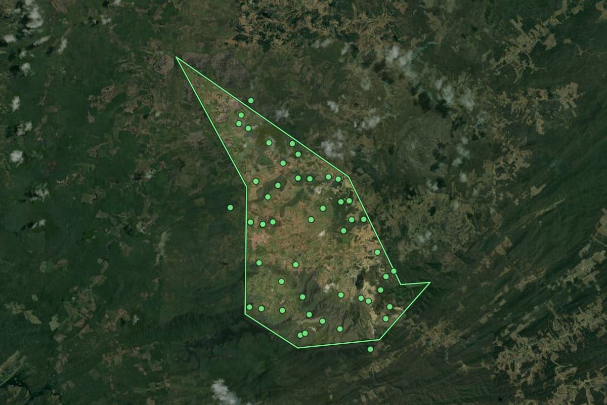 Imagem de satélite de Nova Olinda (PB), com o contorno do município e a posição dos imóveis desta página.