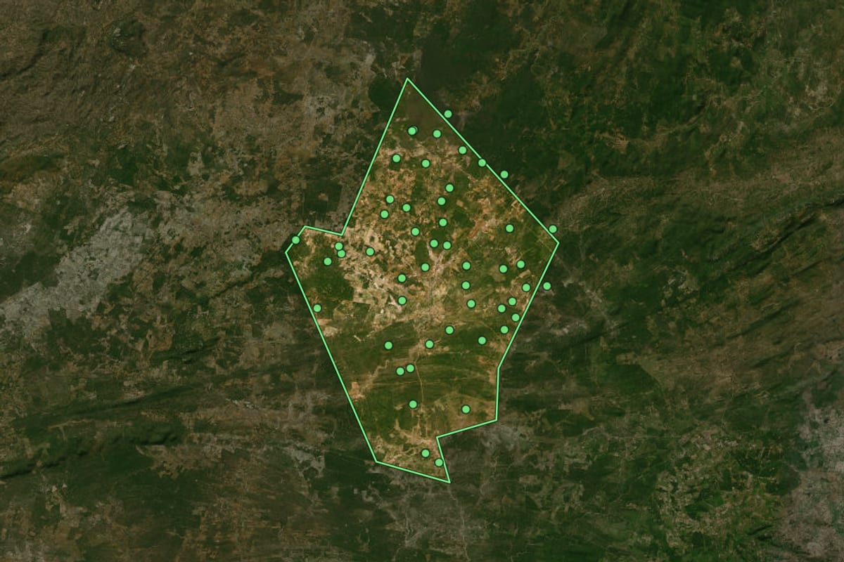 Imagem de satélite de Olivedos (PB), com o contorno do município e a posição dos imóveis desta página.