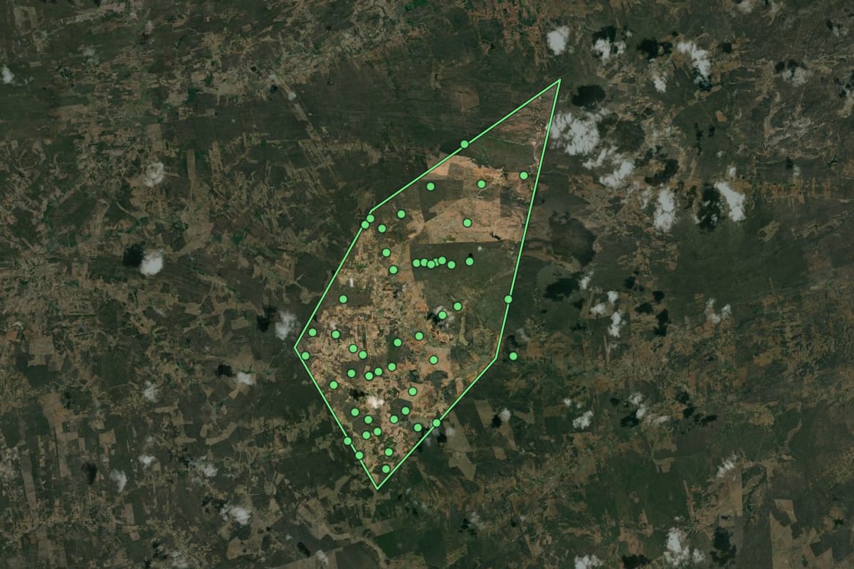 Imagem de satélite de Ouro Velho (PB), com o contorno do município e a posição dos imóveis desta página.