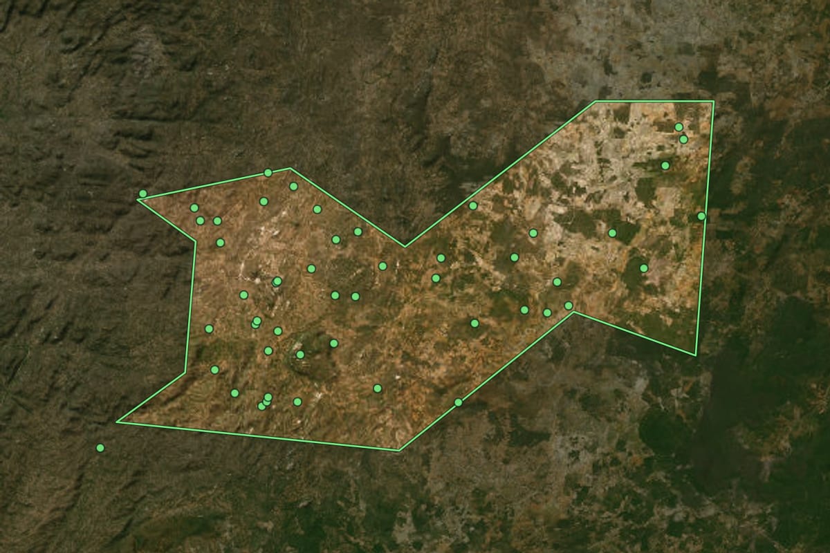 Imagem de satélite de Pedra Lavrada (PB), com o contorno do município e a posição dos imóveis desta página.