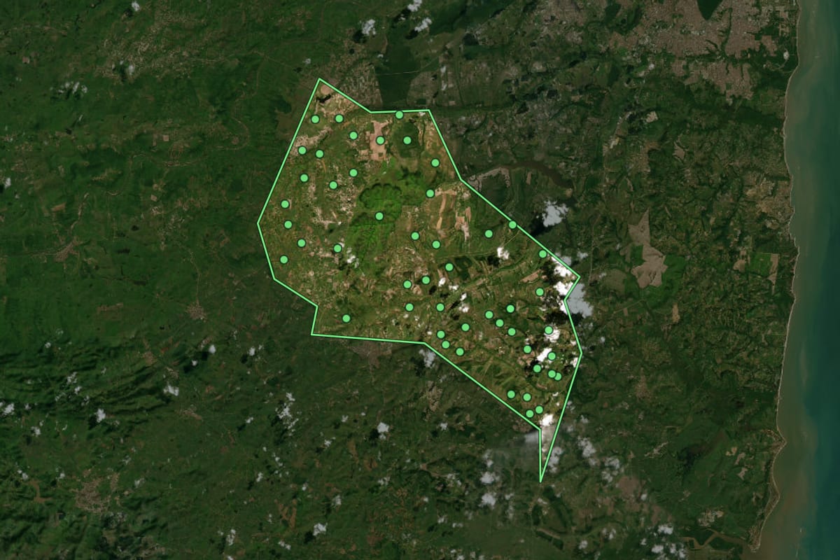 Imagem de satélite de Pedras de Fogo (PB), com o contorno do município e a posição dos imóveis desta página.