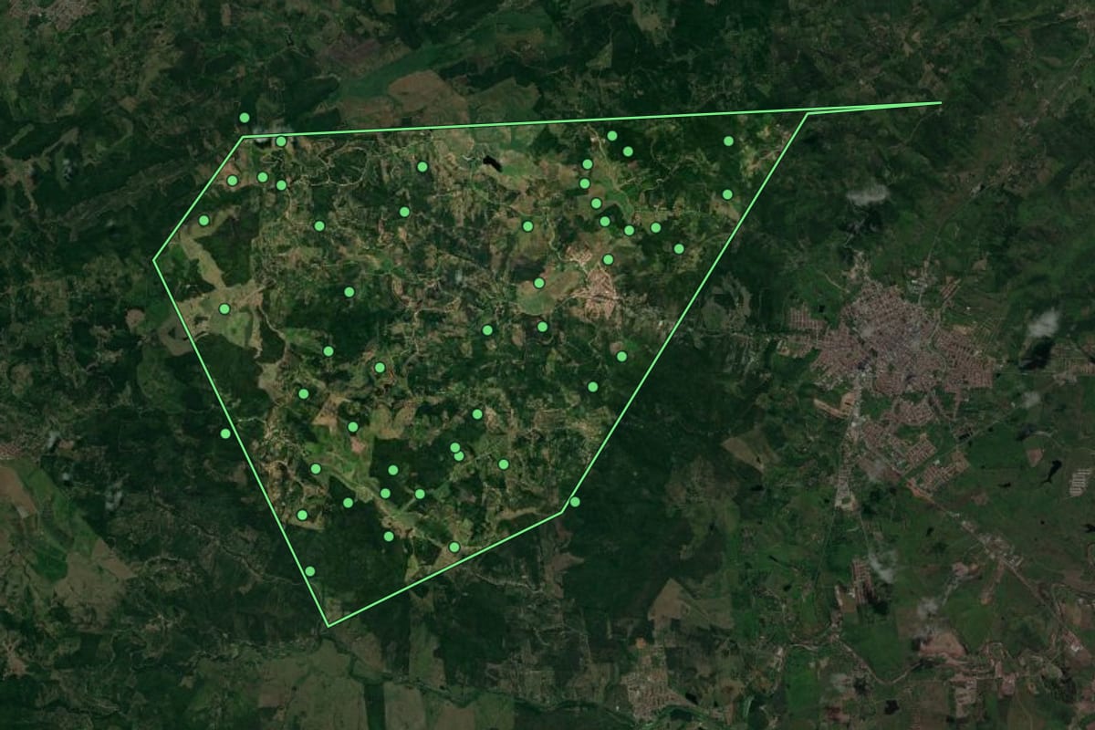 Imagem de satélite de Pilõezinhos (PB), com o contorno do município e a posição dos imóveis desta página.