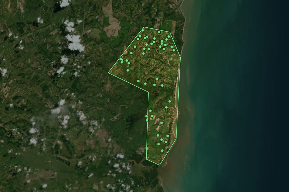 Imagem de satélite de Pitimbu (PB), com o contorno do município e a posição dos imóveis desta página.