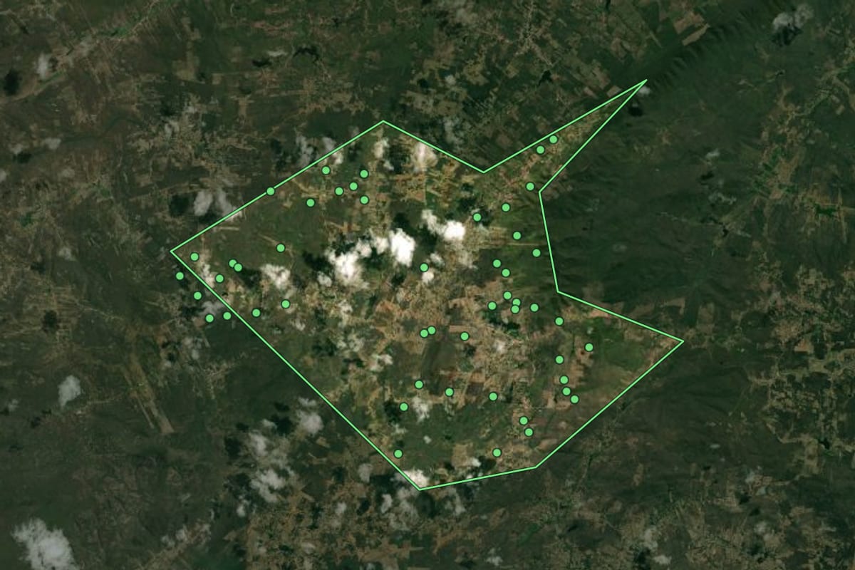 Imagem de satélite de Poço Dantas (PB), com o contorno do município e a posição dos imóveis desta página.