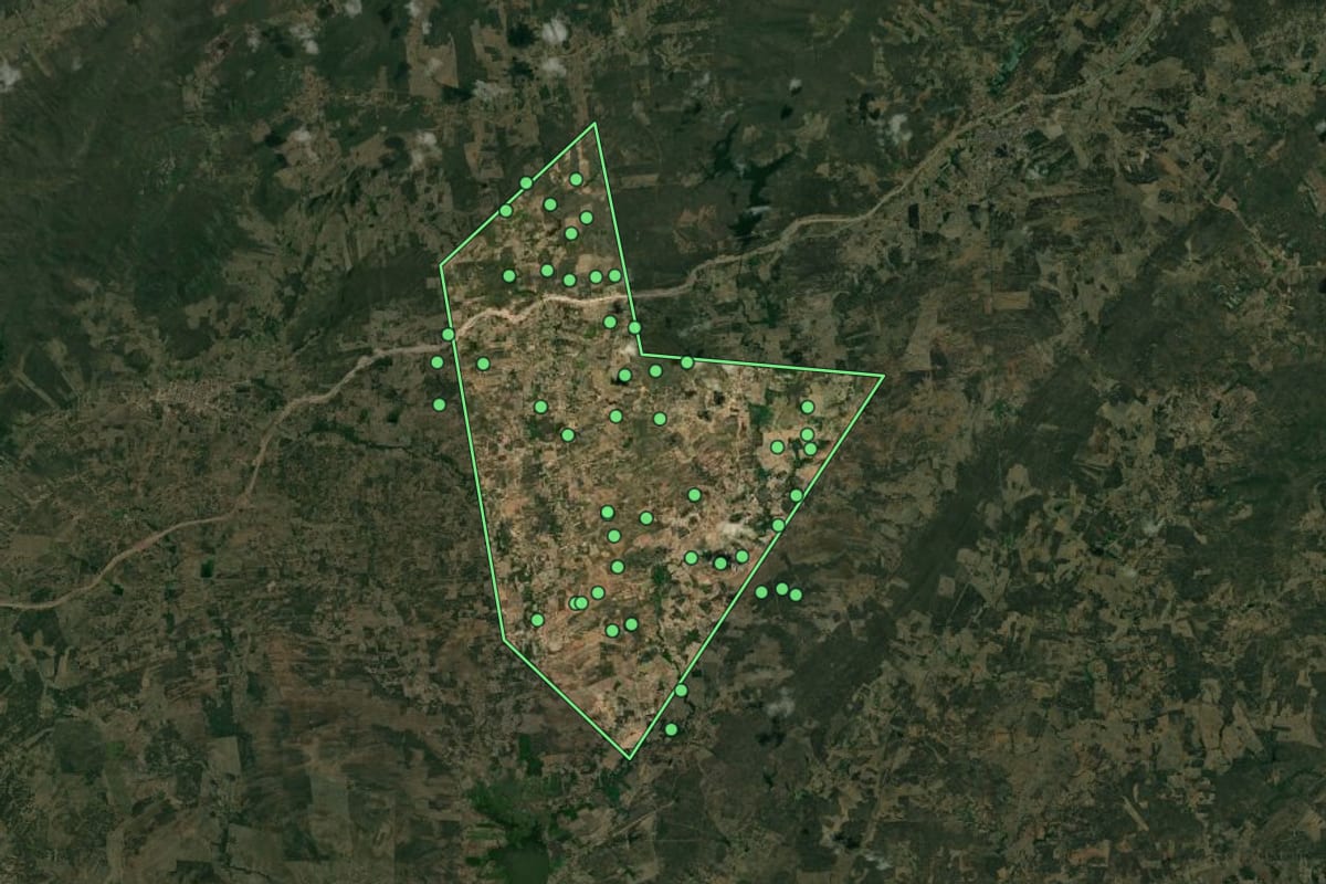 Imagem de satélite de Poço de José de Moura (PB), com o contorno do município e a posição dos imóveis desta página.