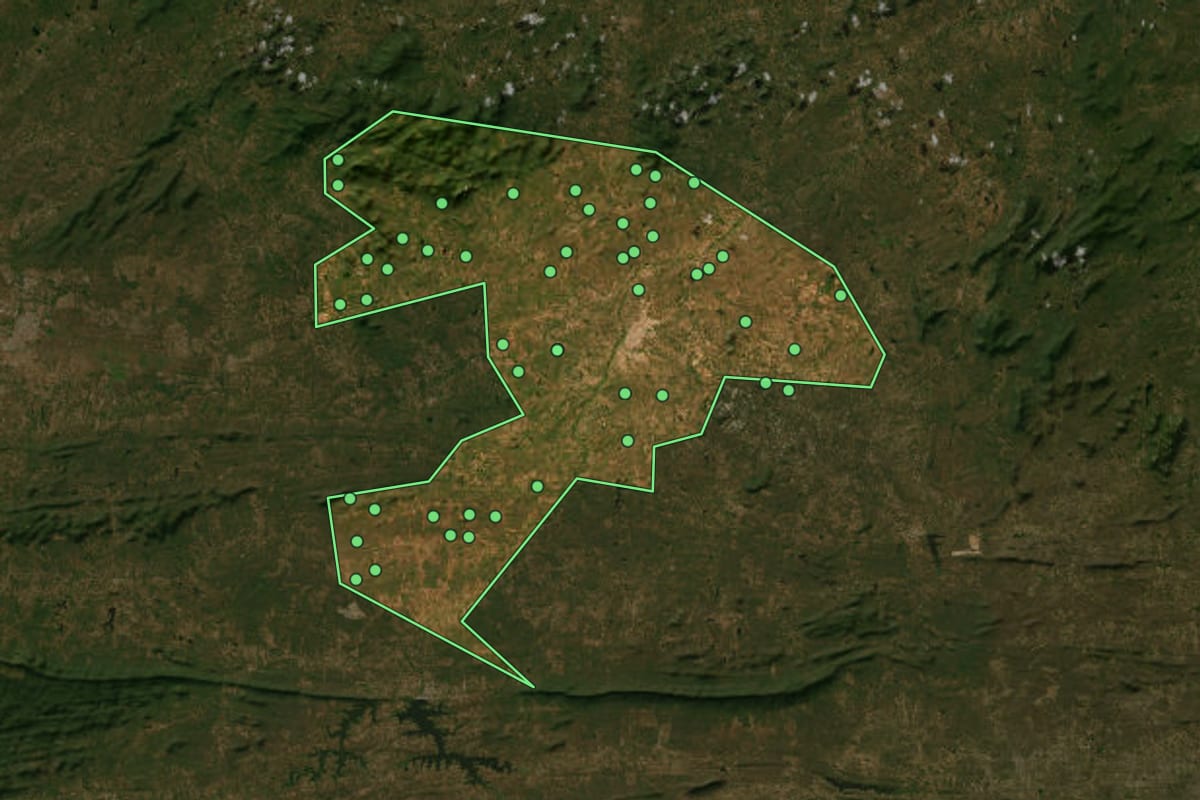 Imagem de satélite de Pombal (PB), com o contorno do município e a posição dos imóveis desta página.