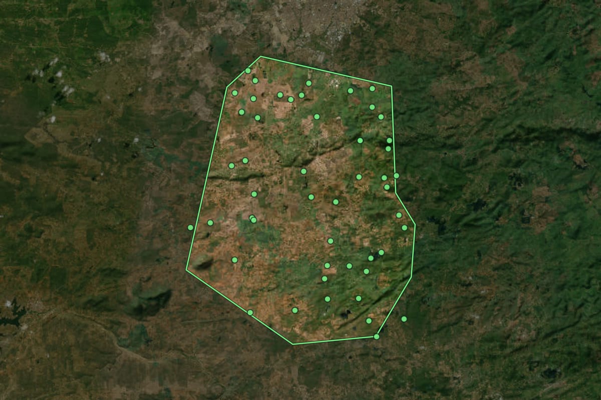 Imagem de satélite de Queimadas (PB), com o contorno do município e a posição dos imóveis desta página.