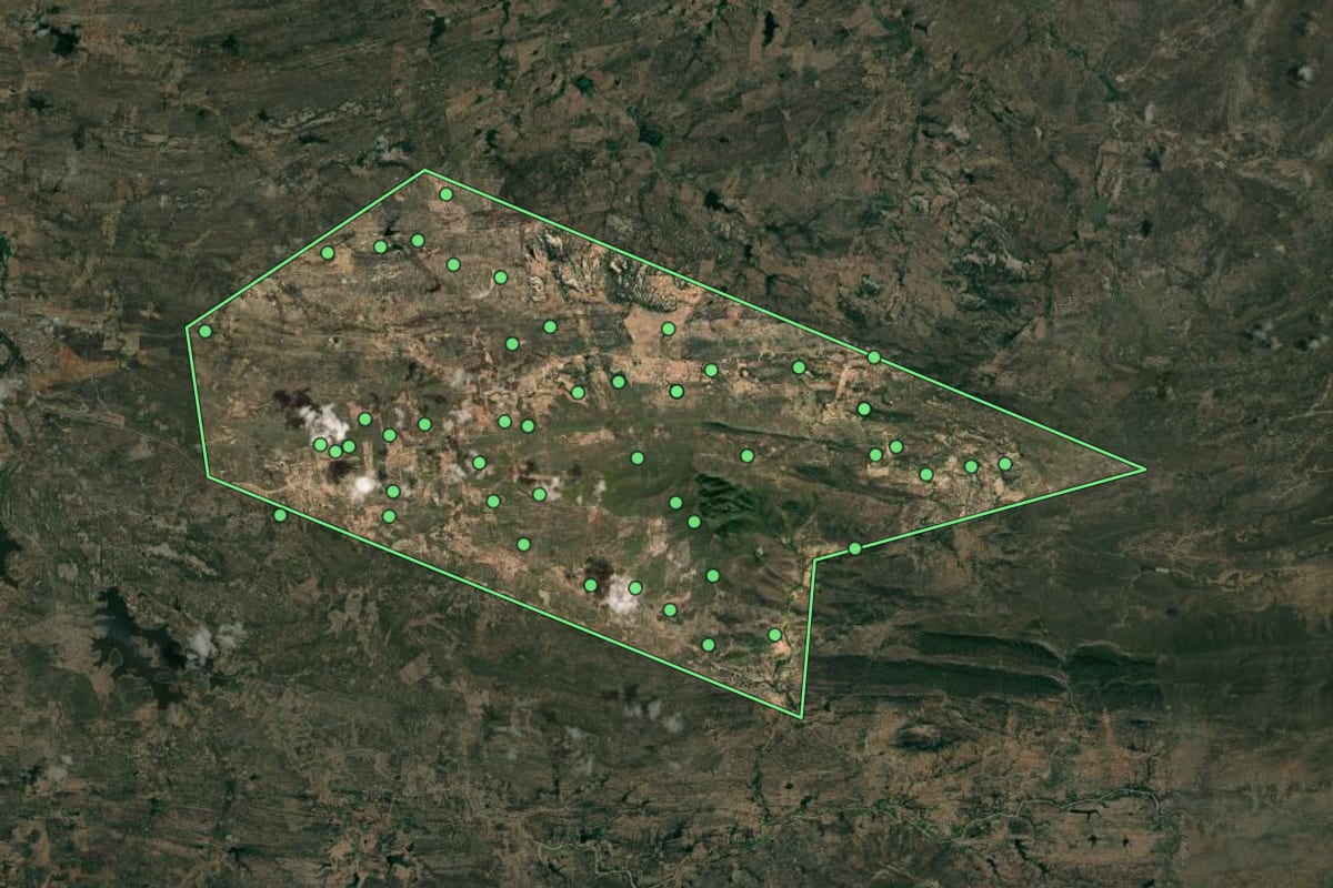 Imagem de satélite de Quixaba (PB), com o contorno do município e a posição dos imóveis desta página.