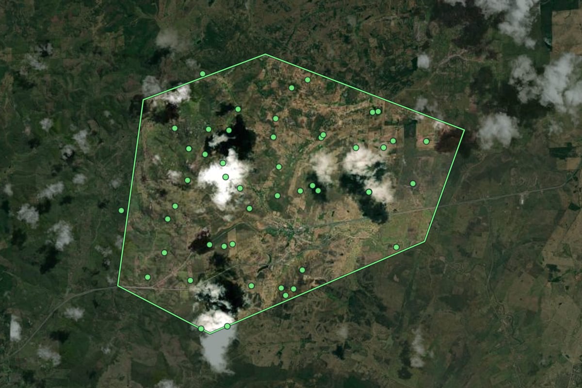 Imagem de satélite de Riachão do Bacamarte (PB), com o contorno do município e a posição dos imóveis desta página.