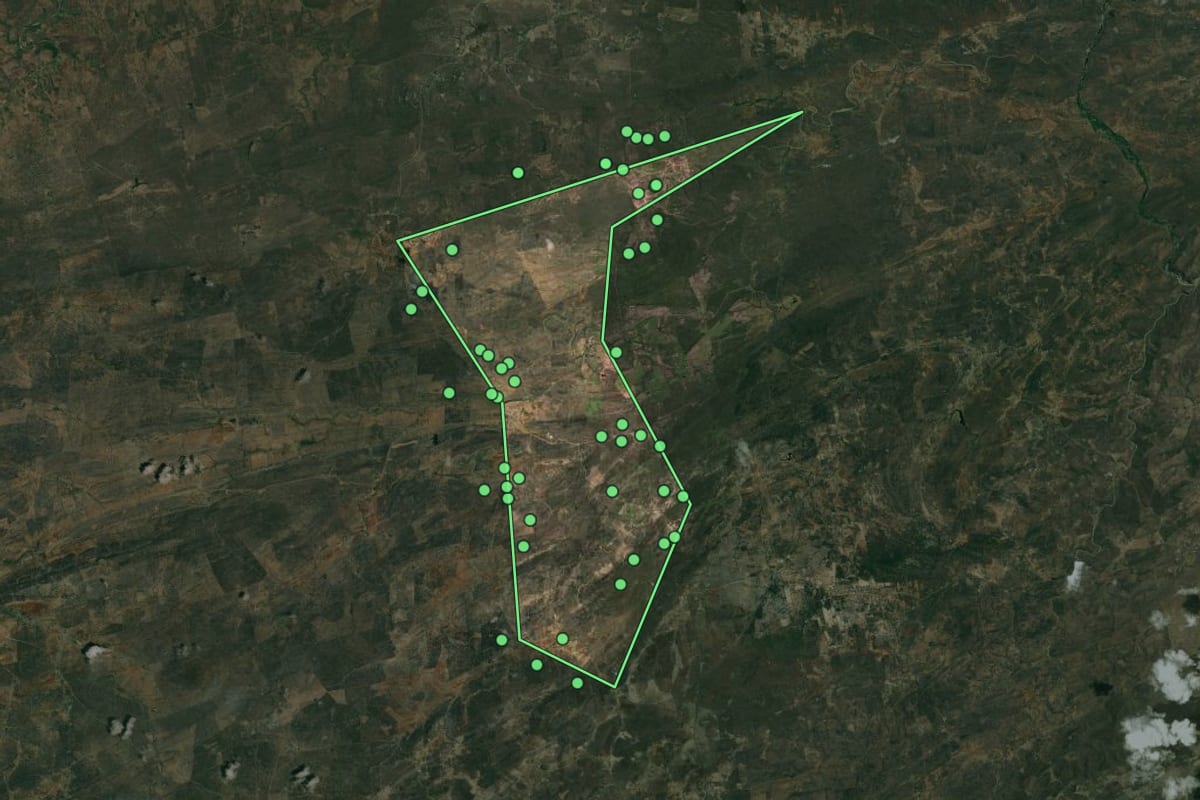 Imagem de satélite de Riacho de Santo Antônio (PB), com o contorno do município e a posição dos imóveis desta página.