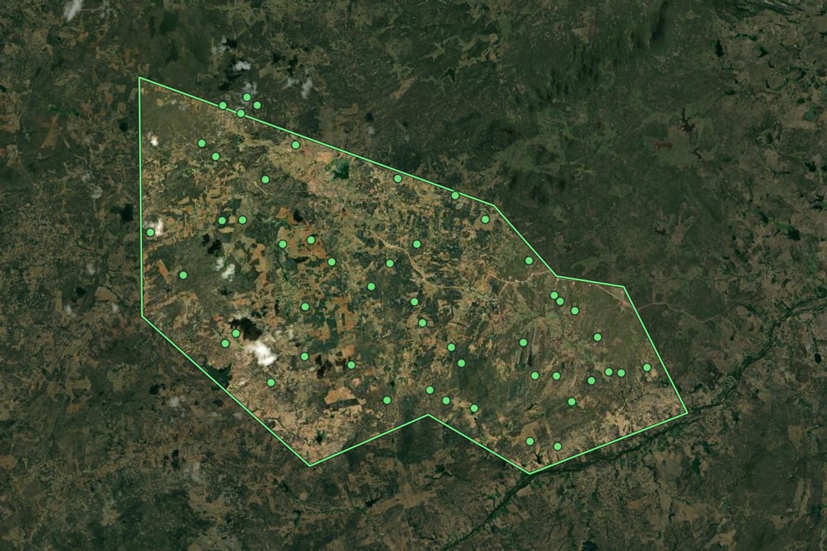 Imagem de satélite de Riacho dos Cavalos (PB), com o contorno do município e a posição dos imóveis desta página.