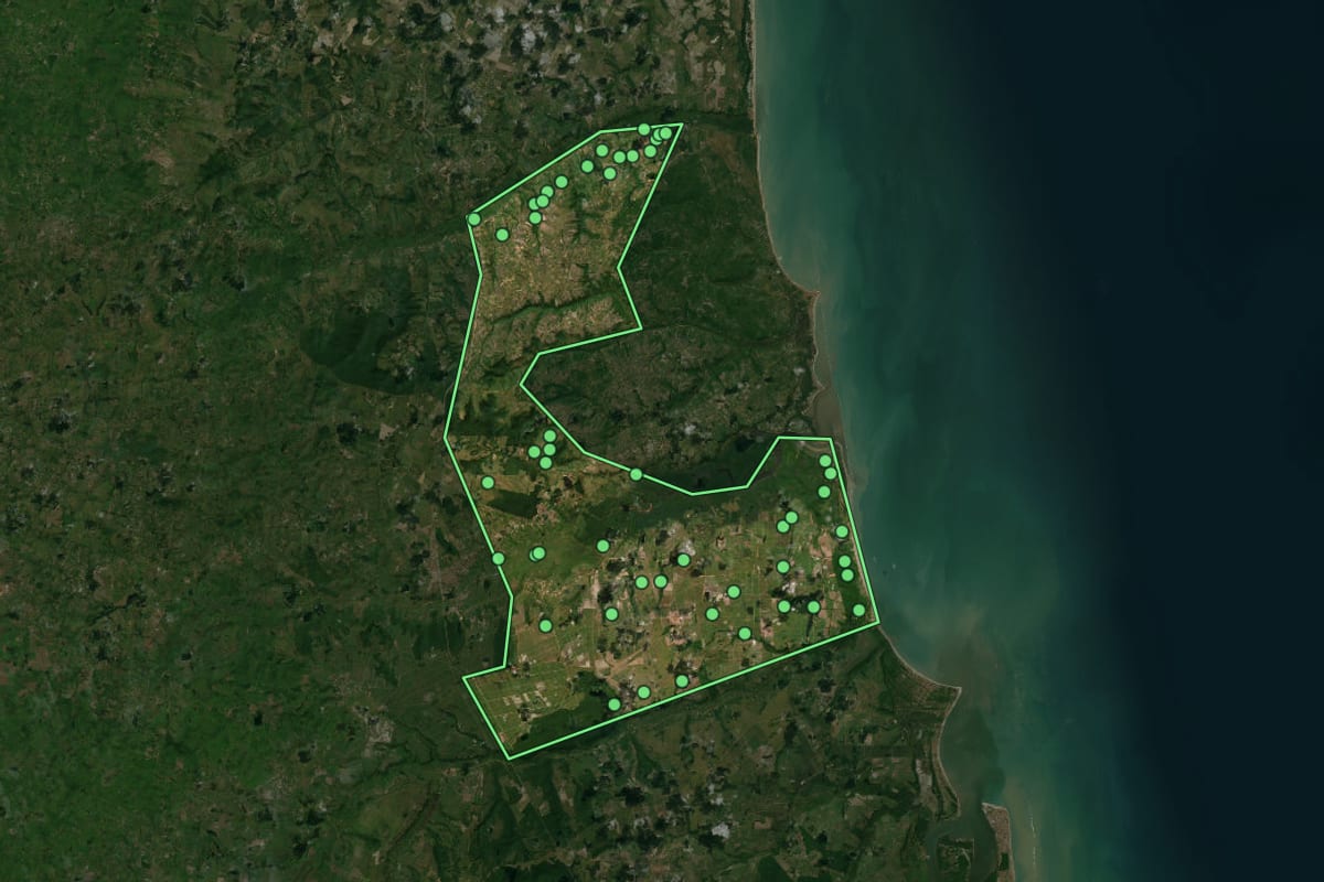 Imagem de satélite de Rio Tinto (PB), com o contorno do município e a posição dos imóveis desta página.