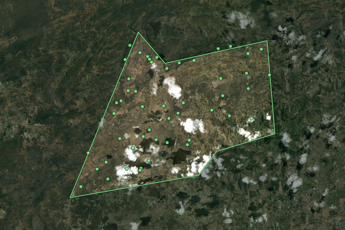 Imagem de satélite de Santa Cecília (PB), com o contorno do município e a posição dos imóveis desta página.