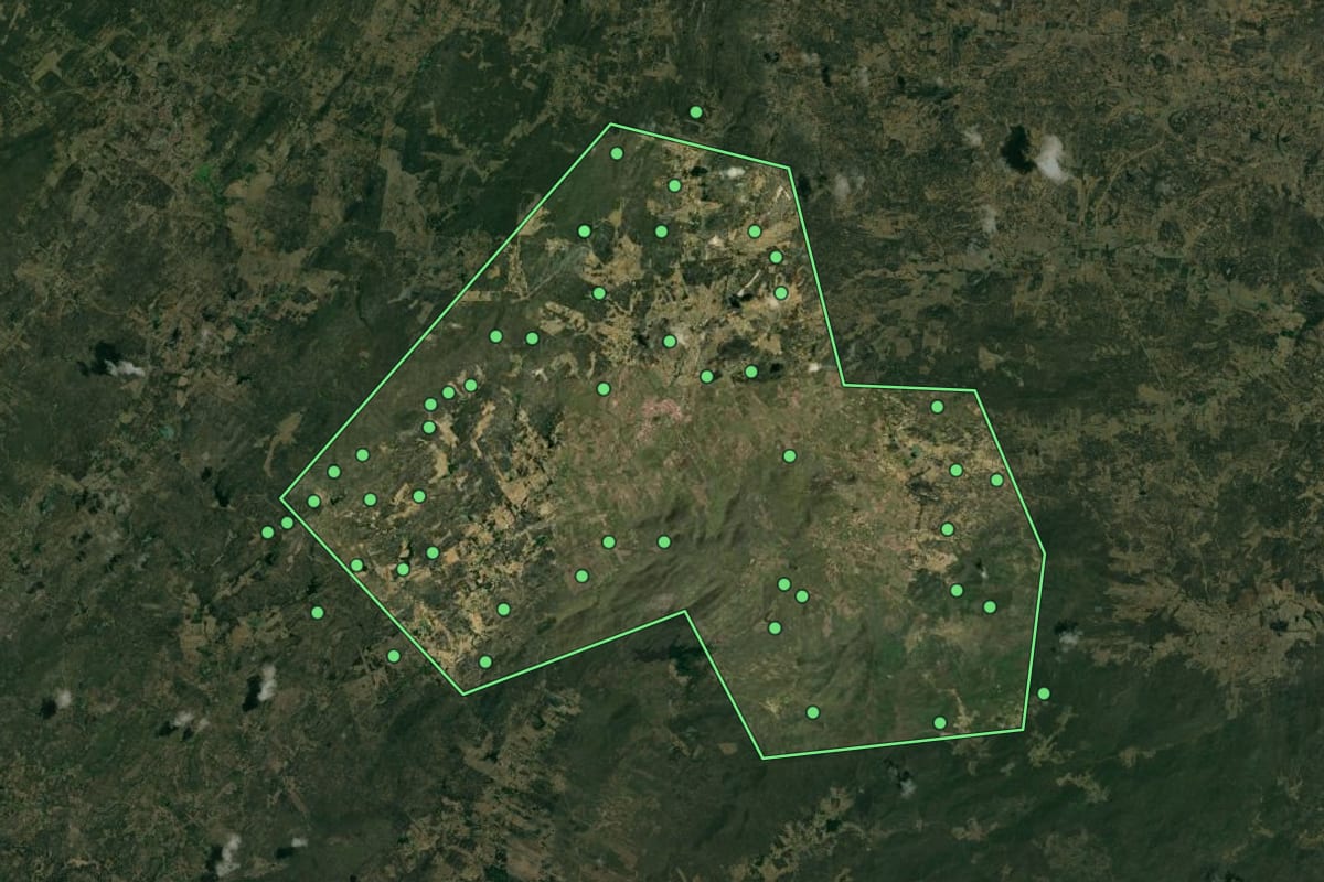 Imagem de satélite de Santa Cruz (PB), com o contorno do município e a posição dos imóveis desta página.