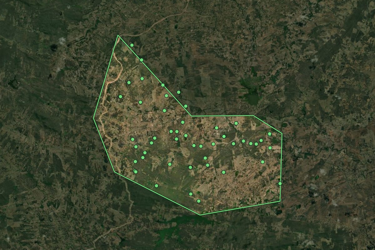 Imagem de satélite de Santa Helena (PB), com o contorno do município e a posição dos imóveis desta página.
