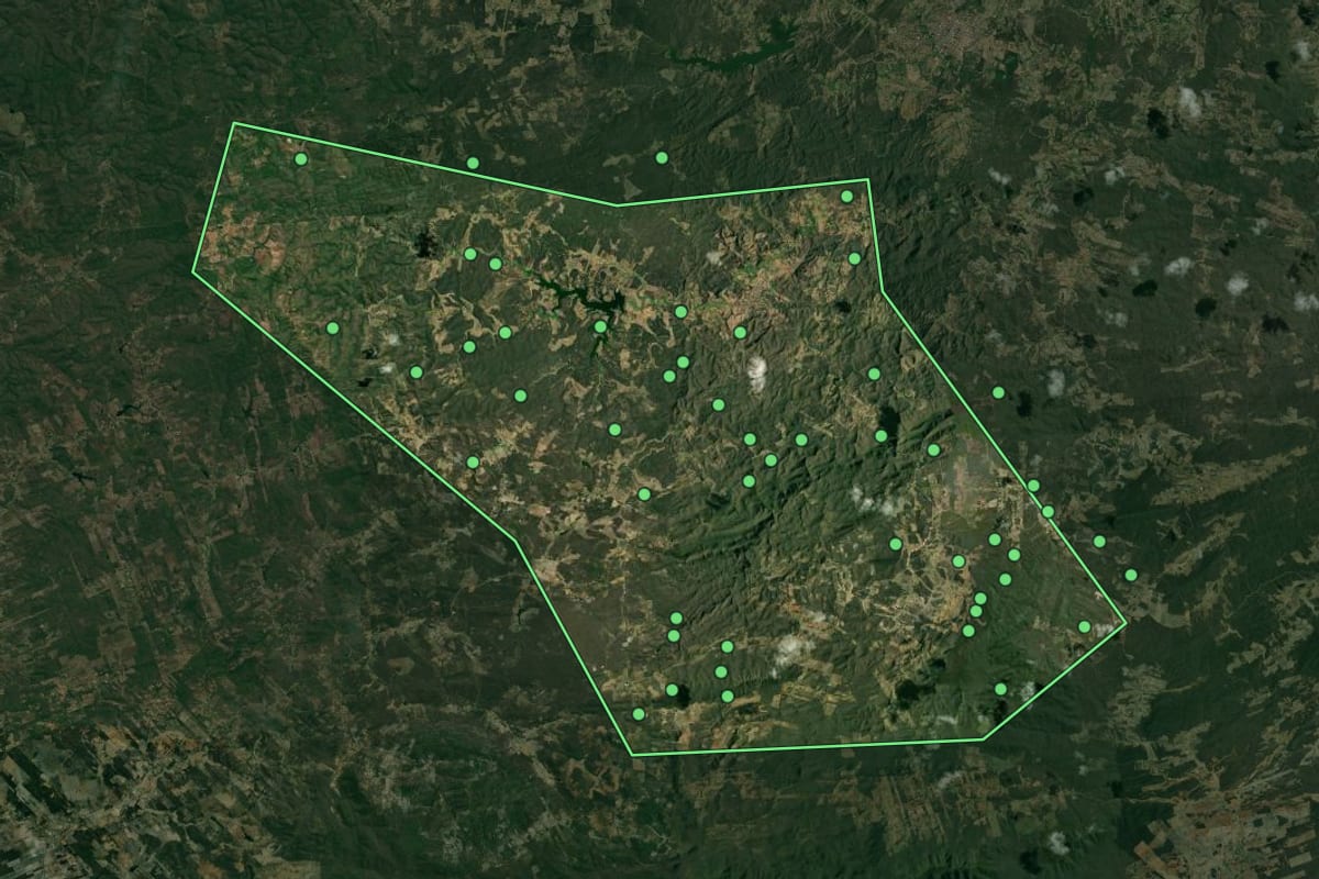 Imagem de satélite de Santa Inês (PB), com o contorno do município e a posição dos imóveis desta página.