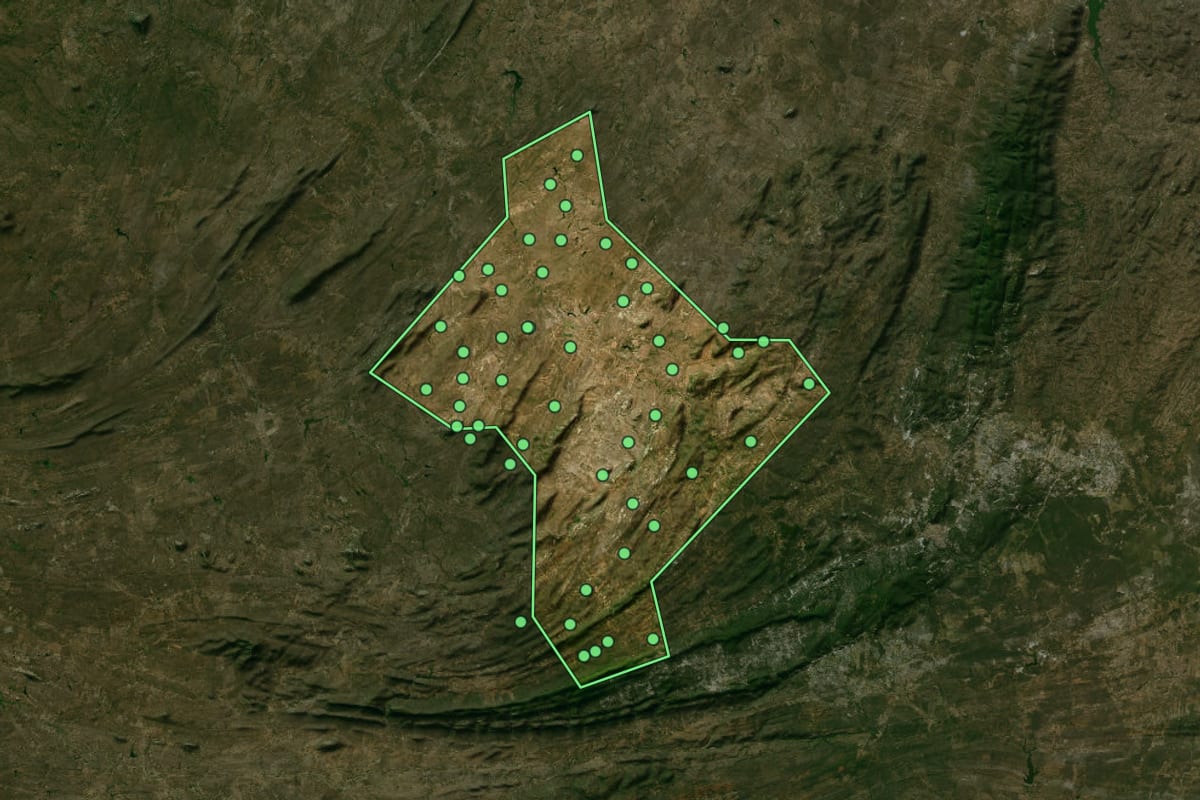 Imagem de satélite de Santa Luzia (PB), com o contorno do município e a posição dos imóveis desta página.
