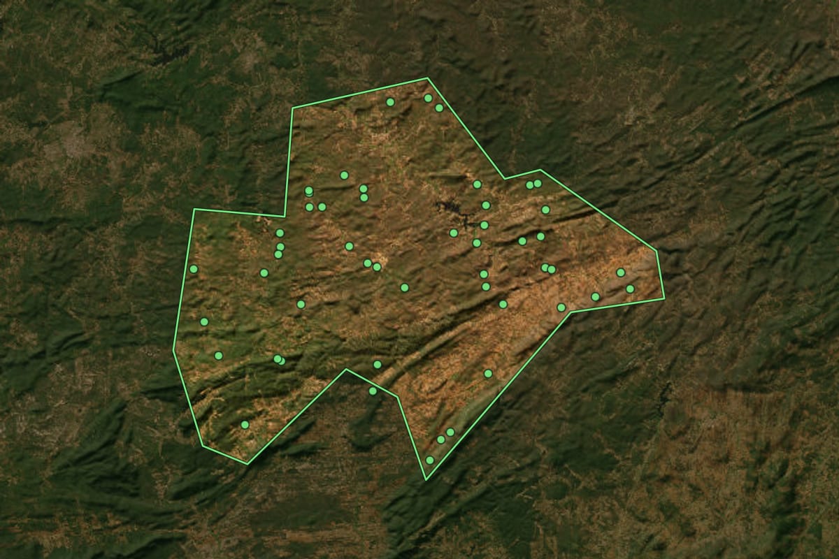 Imagem de satélite de Santana de Mangueira (PB), com o contorno do município e a posição dos imóveis desta página.