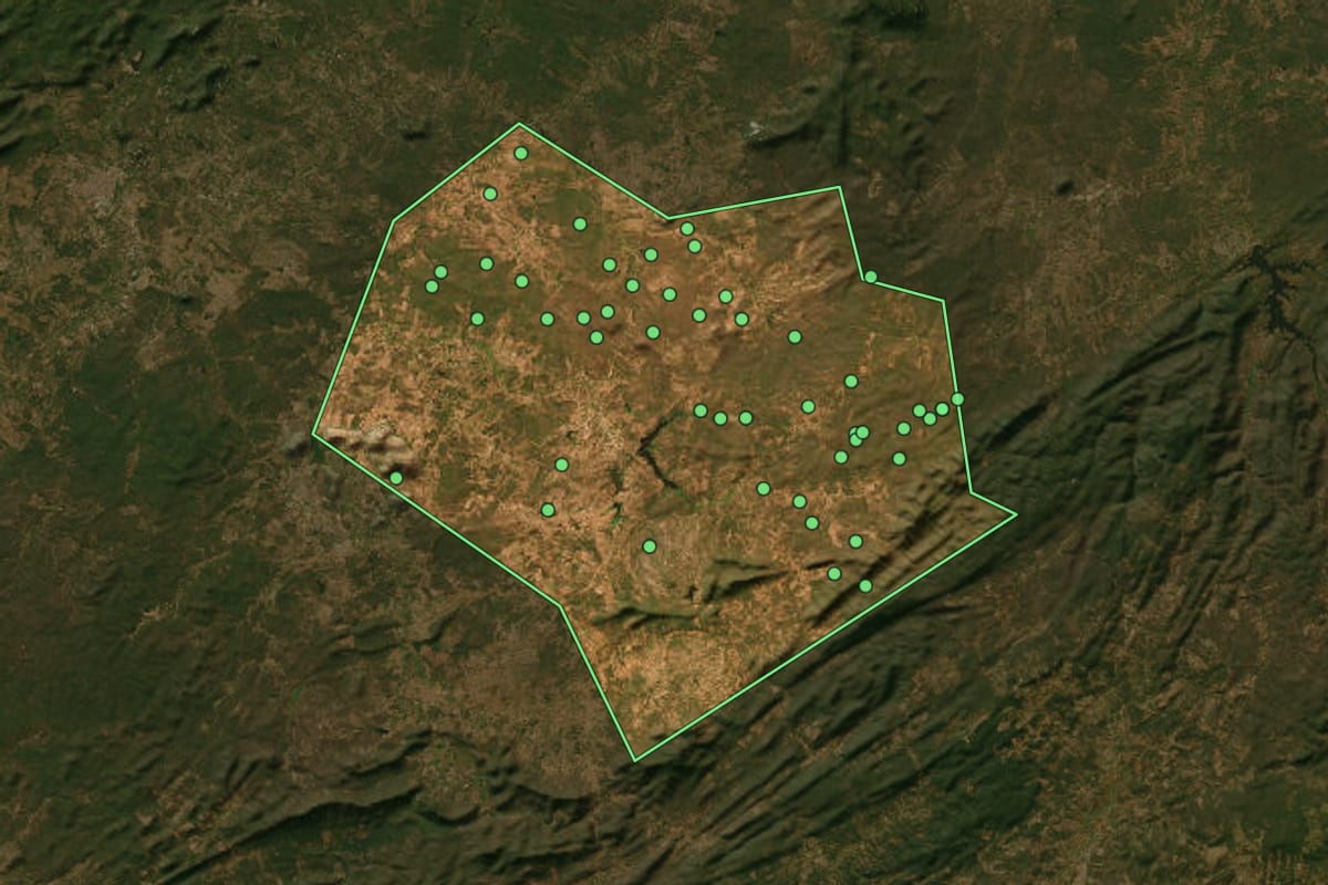 Imagem de satélite de Santana dos Garrotes (PB), com o contorno do município e a posição dos imóveis desta página.