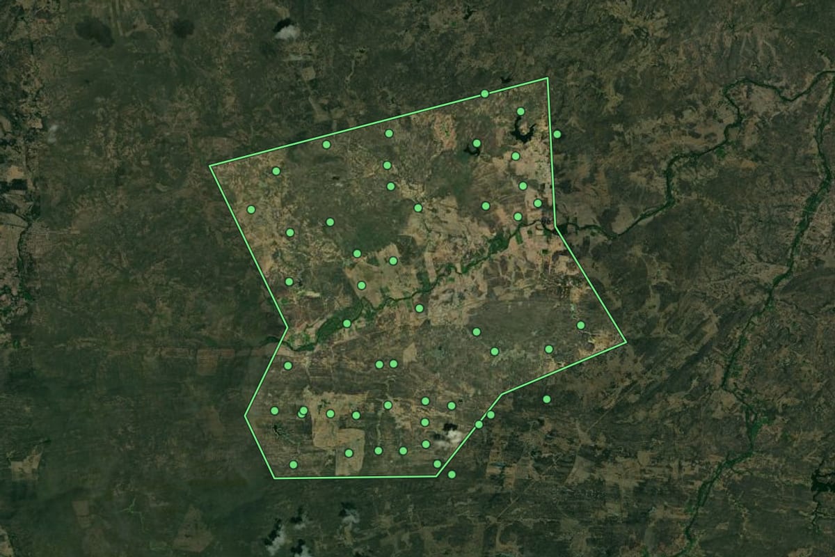 Imagem de satélite de São Domingos (PB), com o contorno do município e a posição dos imóveis desta página.