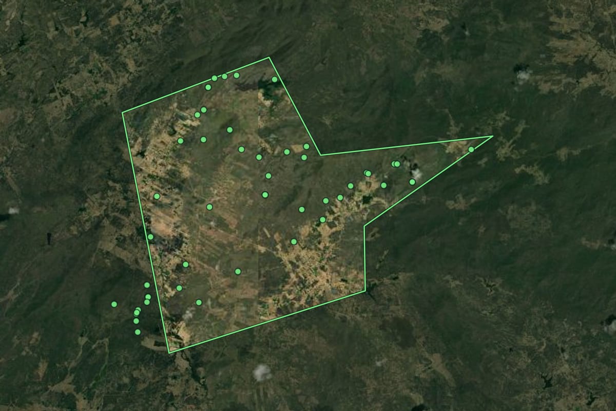 Imagem de satélite de São Francisco (PB), com o contorno do município e a posição dos imóveis desta página.