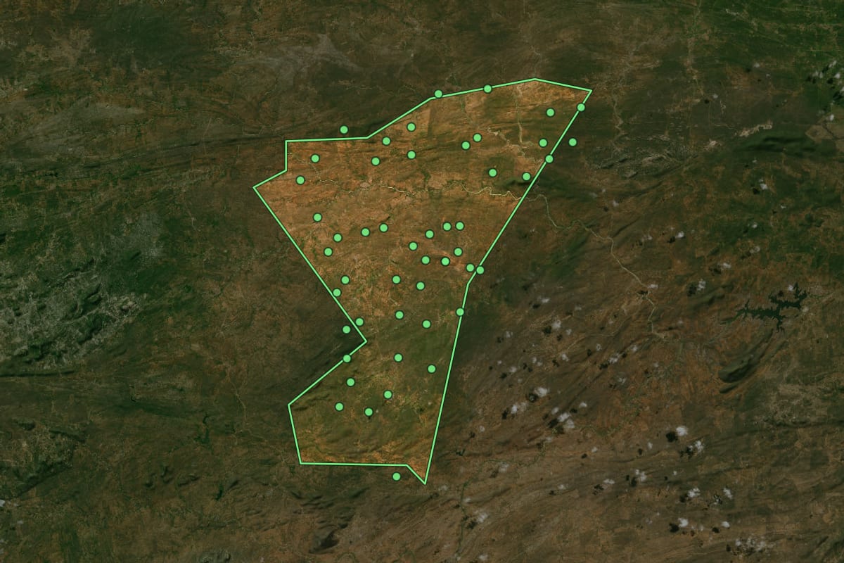 Imagem de satélite de São João do Cariri (PB), com o contorno do município e a posição dos imóveis desta página.
