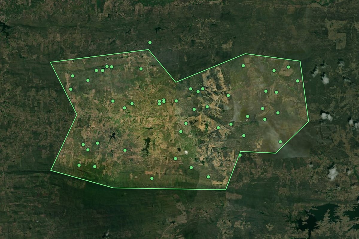 Imagem de satélite de São José da Lagoa Tapada (PB), com o contorno do município e a posição dos imóveis desta página.