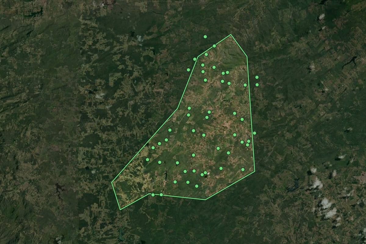 Imagem de satélite de São José de Caiana (PB), com o contorno do município e a posição dos imóveis desta página.