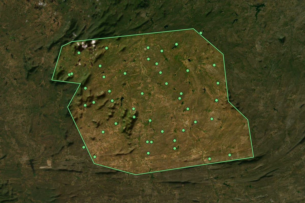Imagem de satélite de São José de Espinharas (PB), com o contorno do município e a posição dos imóveis desta página.